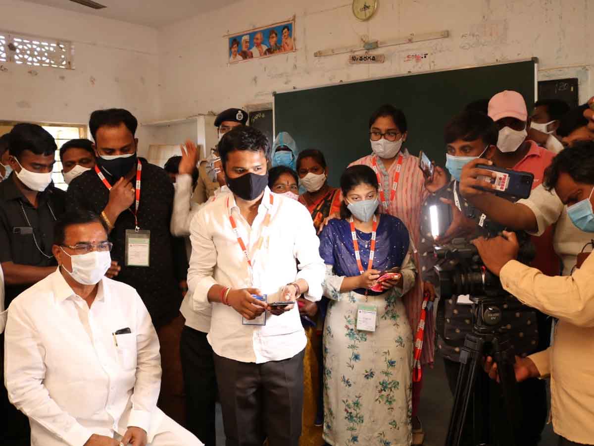 కొవిడ్ ద‌వాఖానను ప్రారంభించిన మంత్రి నిరంజన్‌ రెడ్డి