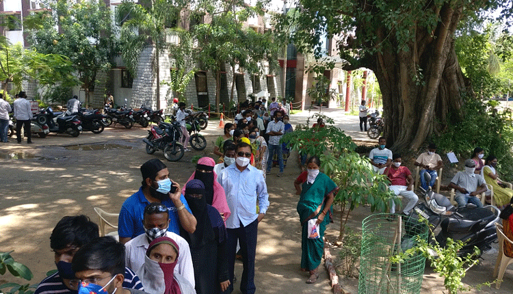 నిర్మల్‌ పట్టణంలో వ్యాక్సిన్‌ కోసం జనం బారులు