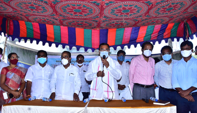 లబ్ధిదారులకు ‘డబుల్‌ ఇండ్ల’ పట్టాలు అందజేత