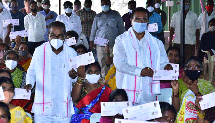 పేదలకు అండగా టీఆర్‌ఎస్‌ సర్కార్‌