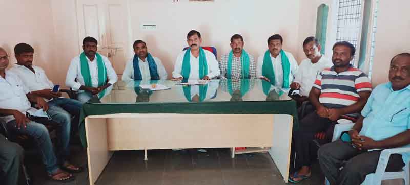 పసుపు బోర్డుపై ప్రశ్నిస్తే దాడులా?