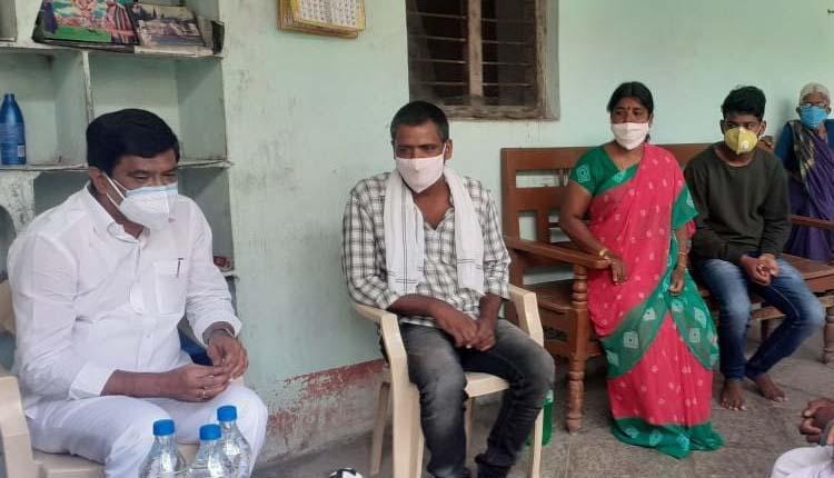 బాధిత కుటుంబాలకు మంత్రి పరామర్శ