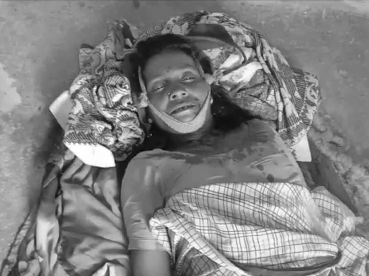 దారుణం : భార్యను గొడ్డలితో నరికి చంపిన భర్త