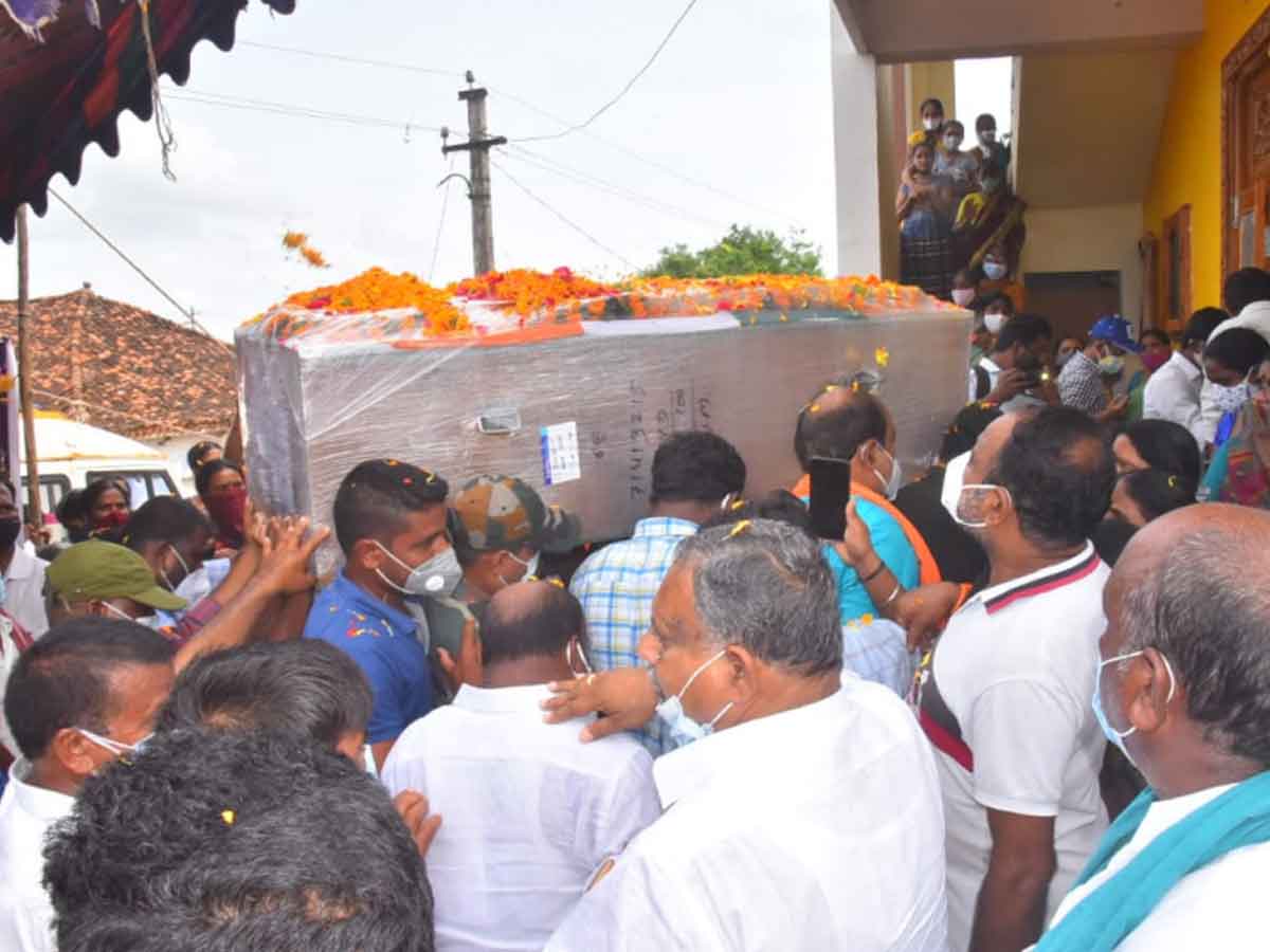 ఆర్మీ జవాన్‌కు కన్నీటి వీడ్కోలు