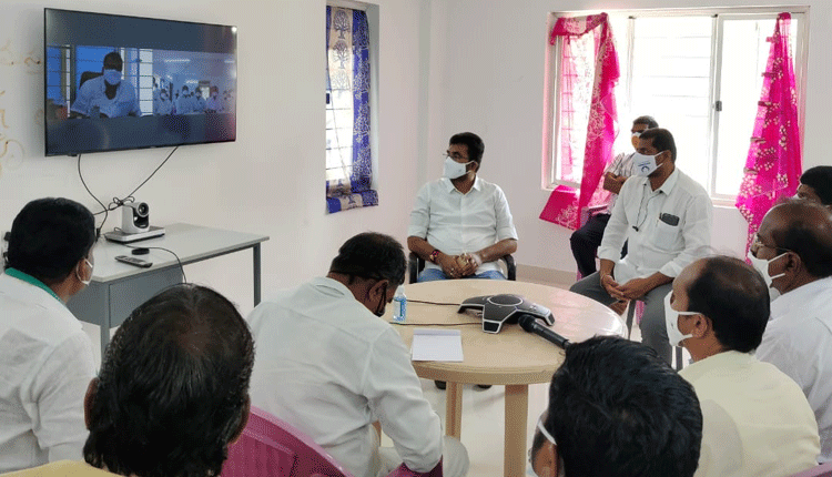 లాక్‌డౌన్‌తో కరోనా తగ్గుముఖం : స్పీకర్‌ పోచారం