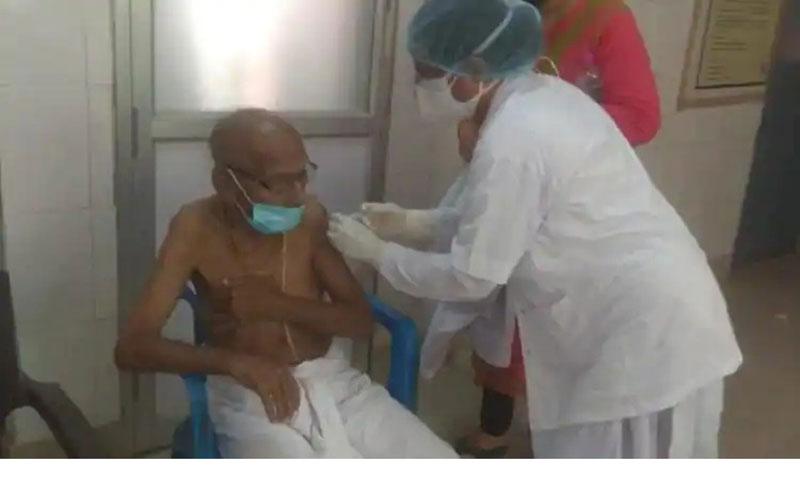 టీకా తీసుకున్న 125 ఏండ్ల వృద్ధుడు