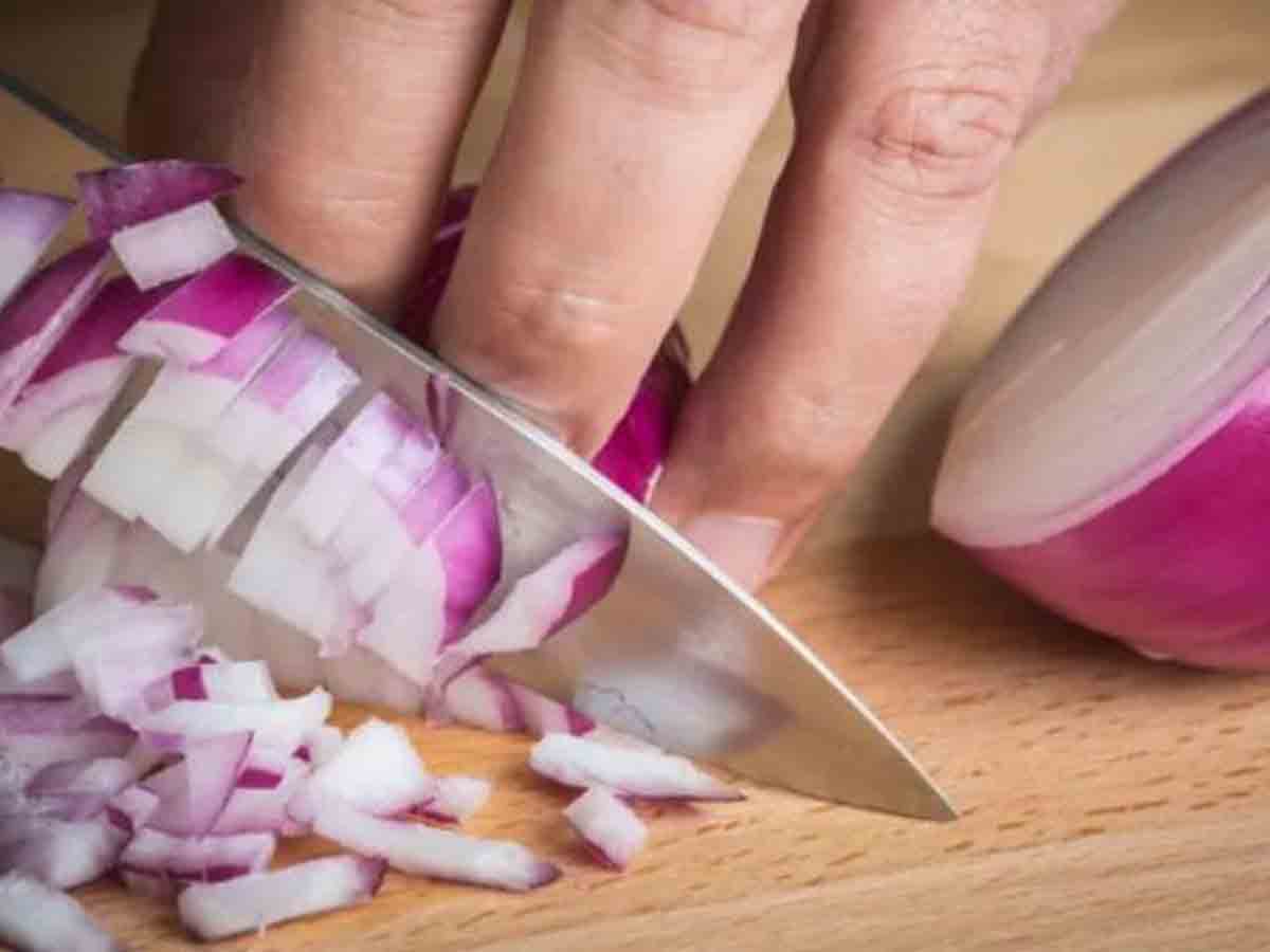 కంట్లో నీళ్లు రాకుండా ఉల్లిగ‌డ్డ‌ల‌ను కోయడమెలా