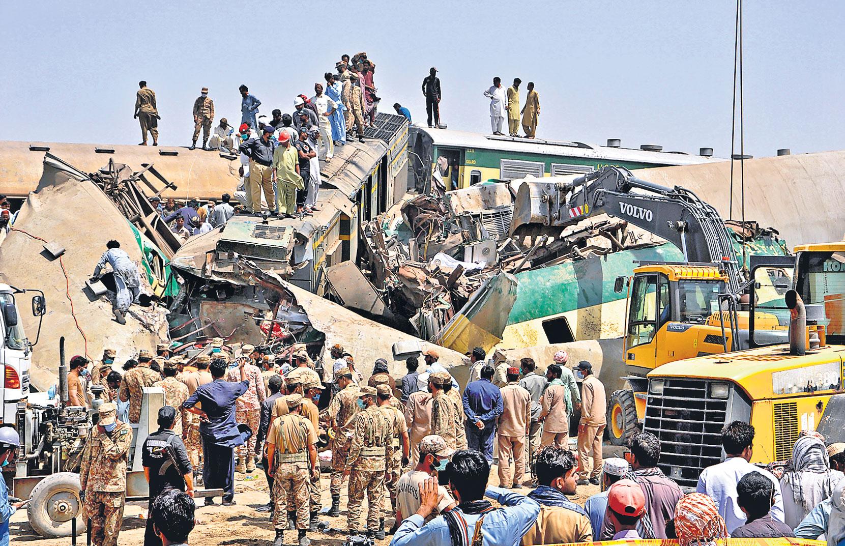 పాక్‌లో ఘోర రైలు ప్రమాదం