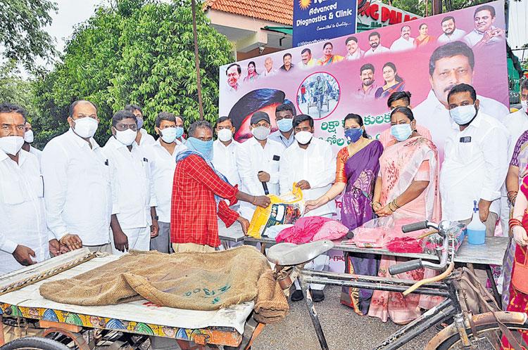 ఆపత్కాలంలో పేదలను ఆదుకోవాలి