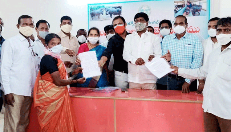 మినీ డెయిరీ యూనిట్లను పంపిణీ చేసిన ఎమ్మెల్యే పెద్ది