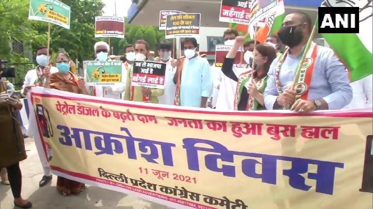 పెరిగిన ఇంధ‌న ధ‌ర‌ల‌కు వ్య‌తిరేకంగా కాంగ్రెస్ నిర‌స‌న‌లు