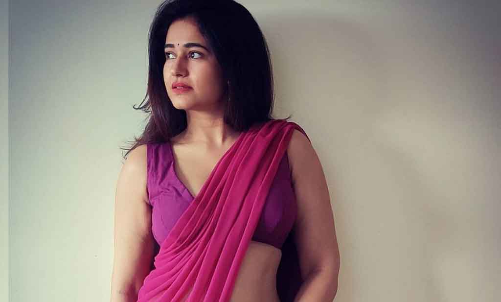 గులాబీ చీర‌లో పూన‌మ్ గుబాలింపు..స్టిల్స్ వైర‌ల్‌