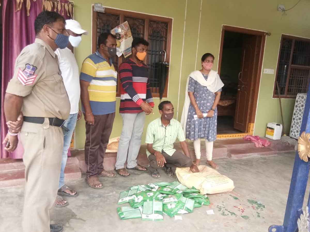బ్లాక్‌ మార్కెట్‌లో పత్తి విత్తనాలు అమ్ముతున్న వ్యక్తి అరెస్ట్‌