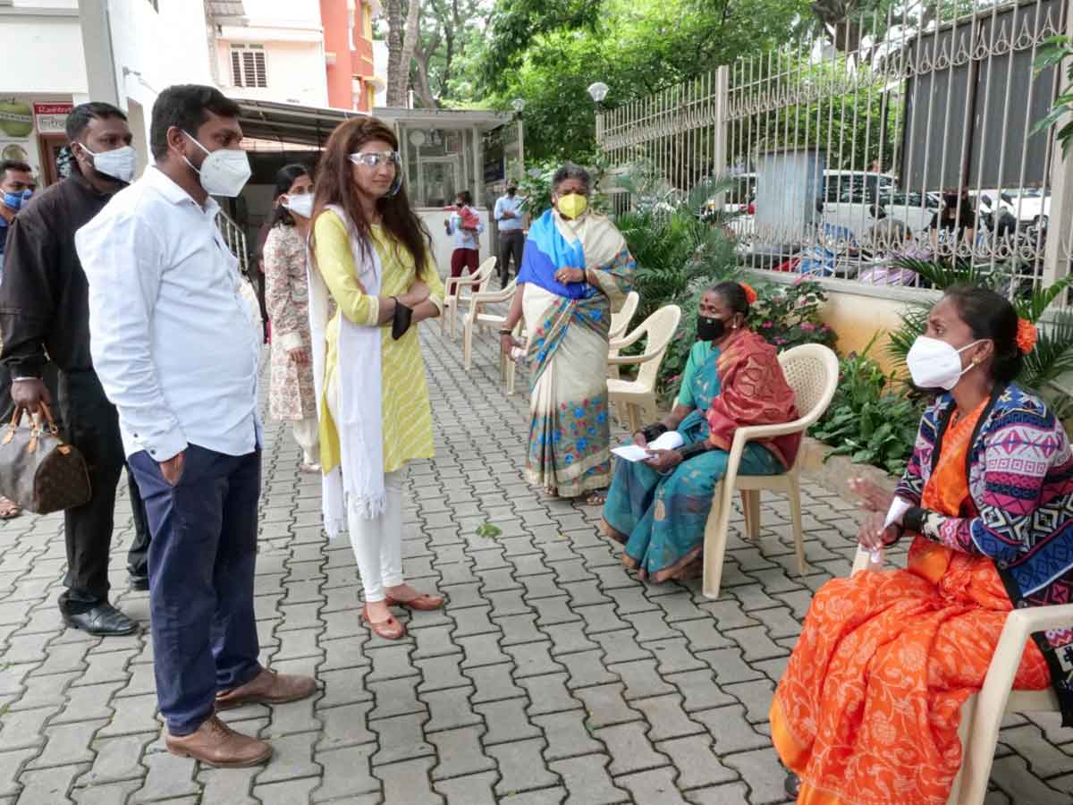 ప్ర‌ణీత సేవ‌ల‌పై ప్ర‌శంస‌ల వ‌ర్షం