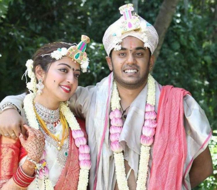 పెళ్లిపీటలెక్కిన ప్రణీత