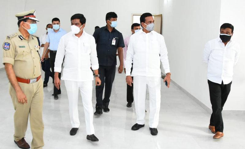 నూతన కలెక్టర్‌, పోలీస్‌ భవనాలు అద్భుతం