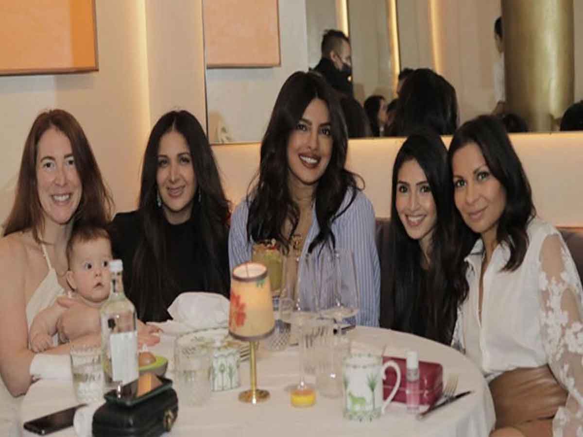 సొంత రెస్టారెంట్‌లో చిల్ అవుతున్న ప్రియాంక చోప్రా