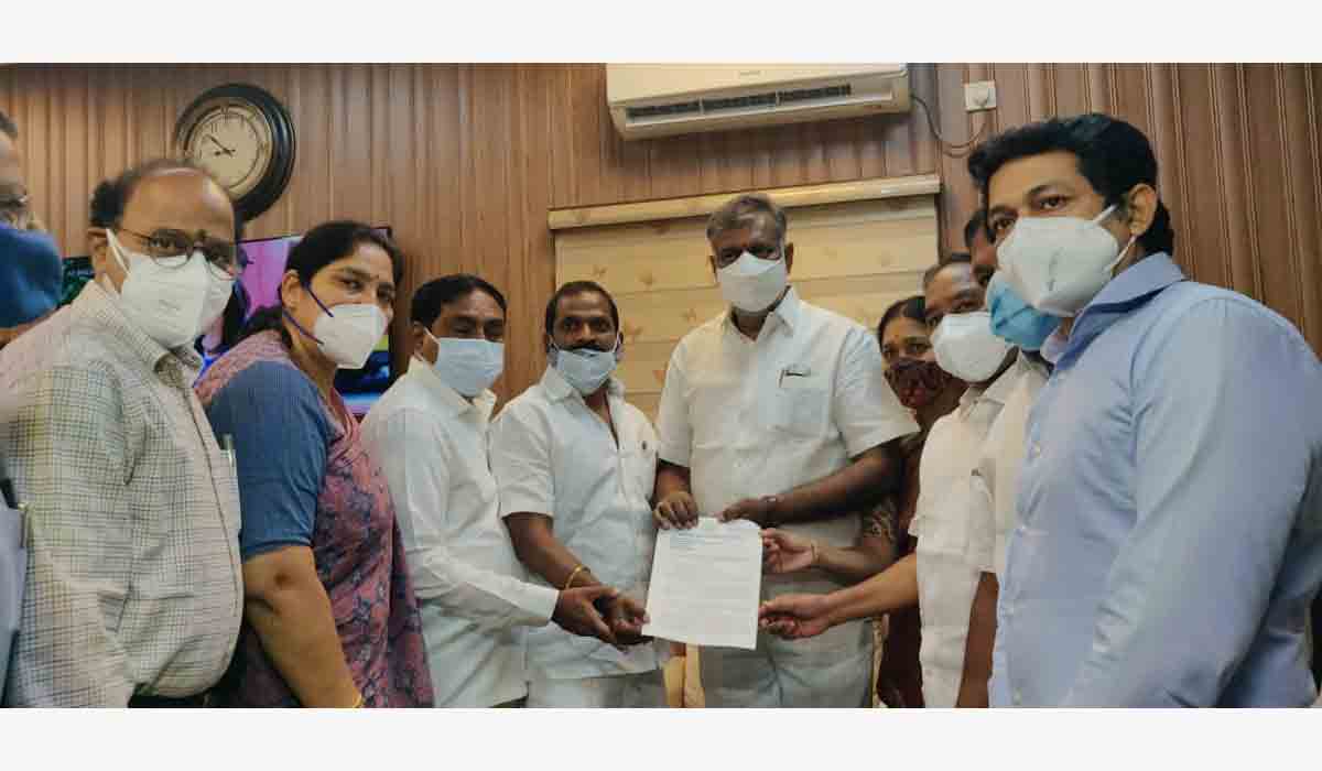 కేంద్ర మంత్రి ప్రహ్లాద్ సింగ్ పటేల్ని కలిసిన రాష్ట్ర ప్రతినిధుల బృందం