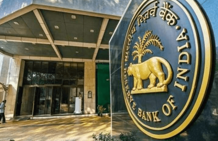 బ్యాంకింగ్ అవ‌క‌త‌వ‌క‌ల‌కు చెల్లు.. అందుకు ఆర్బీఐ కంప‌ల్స‌రీ లీవ్