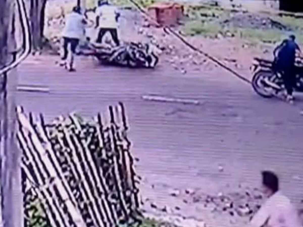 బైక్‌పై వెళ్తున్న రియ‌ల్ఎస్టేట్‌ వ్యాపారి కాల్చివేత