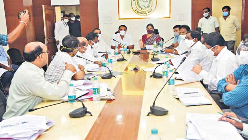 పూర్తైన ఇండ్లను లబ్ధిదారులకు అప్పగించండి