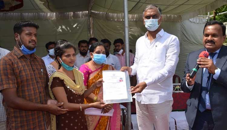 అభాగ్యులకు అండగా హరీశన్న