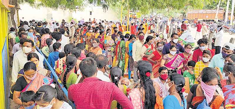 రేణుకా ఎల్లమ్మ ఆలయానికి పోటెత్తిన భక్తులు