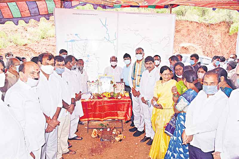 గోదావరి జలాలతో కరువు దూరం