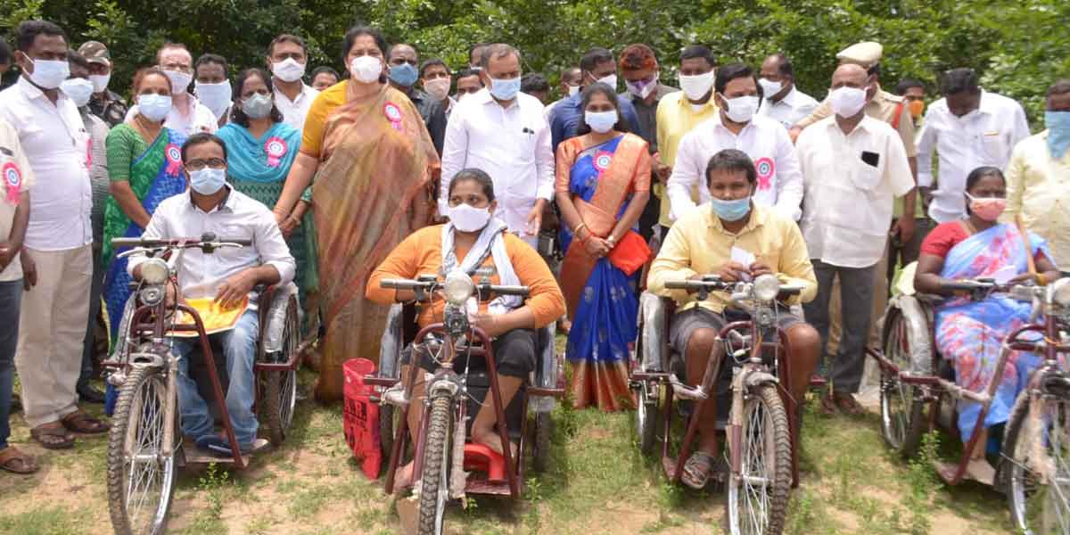 దివ్యాంగులకు బ్యాటరీతో నడిచే ట్రై సైకిళ్ల పంపిణీ