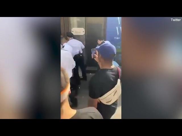 మాస్కు లేద‌ని నో ఎంట్రీ..సెక్యూరిటీ గార్డుపై ఉమ్మేసిన మ‌హిళ‌.. వీడియో వైర‌ల్‌