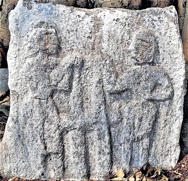 గాగిళ్లాపూర్‌లో వీరుల శిల్పాలు