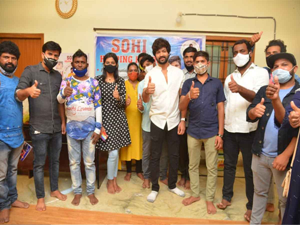 సినీ కార్మికుల‌కు నిత్యావ‌స‌రాలు పంపిణీ చేసిన సోహెల్‌