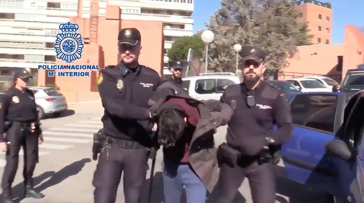 షాకింగ్ : త‌ల్లిని చంపి శ‌రీర భాగాల‌ను తినేశాడు