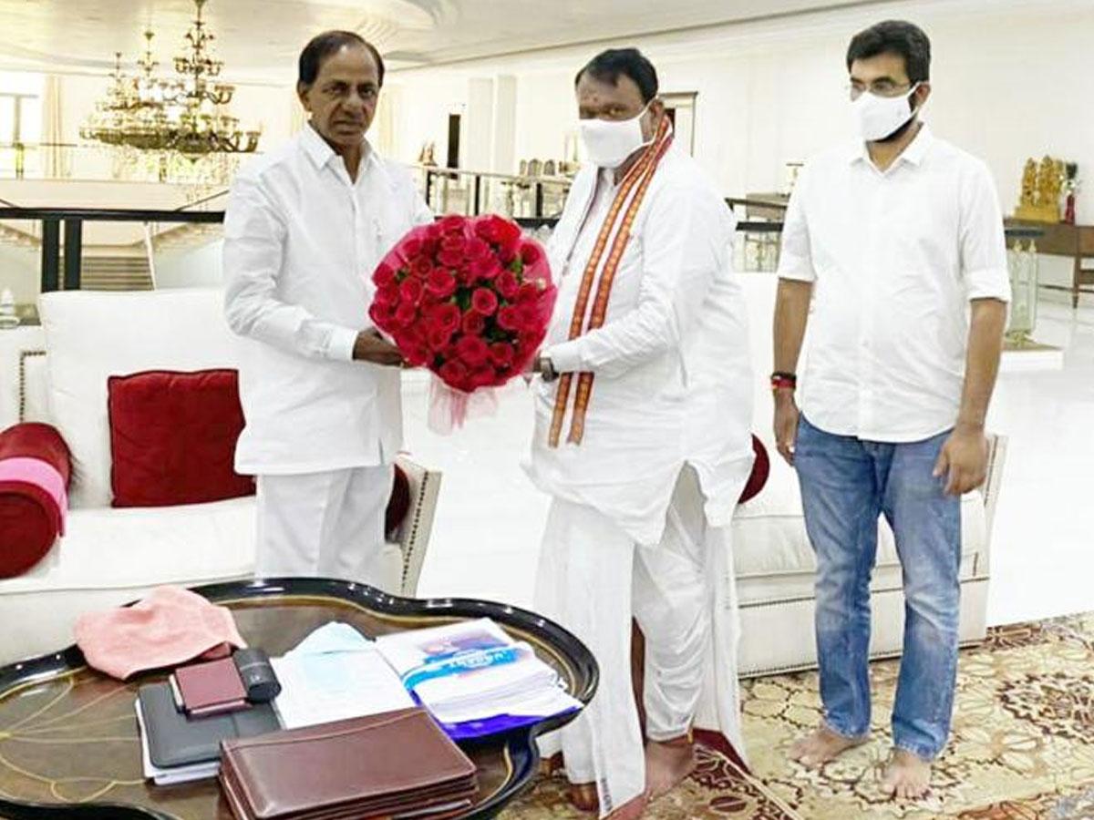 సీఎం కేసీఆర్‌ను కలిసిన స్పీకర్‌ పోచారం