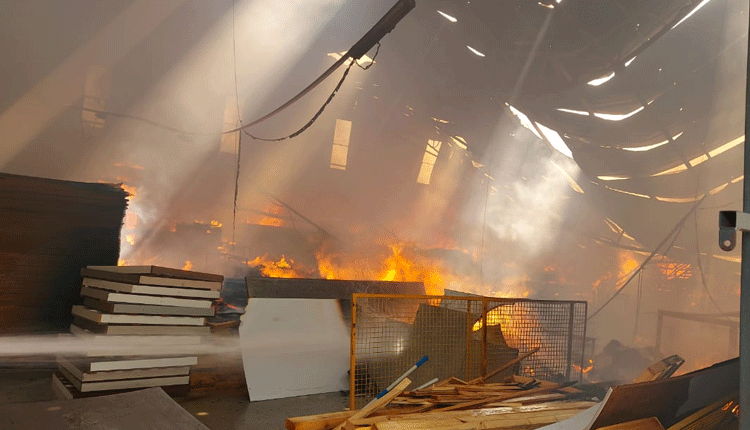 మాడ్యుల్ ప్లైవుడ్ పరిశ్రమలో భారీ అగ్నిప్రమాదం