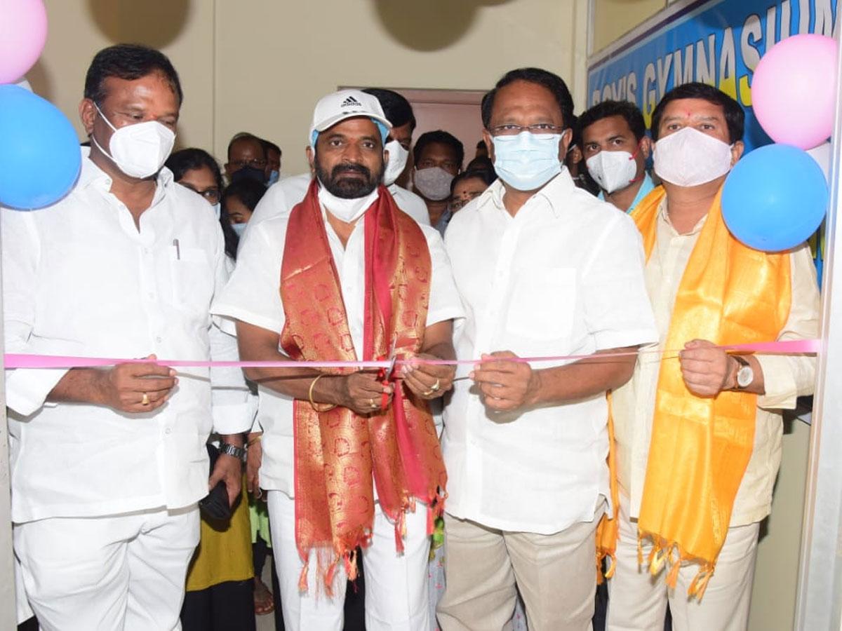 వైద్య విద్యార్థులు సేవా భావంతో పని చేయాలి