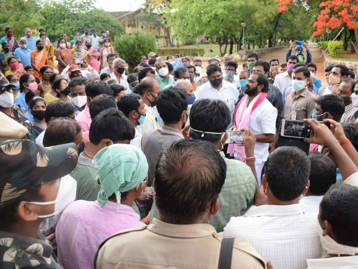 కార్మికులకు అండగా నిలిచిన మంత్రి శ్రీనివాస్‌ గౌడ్‌