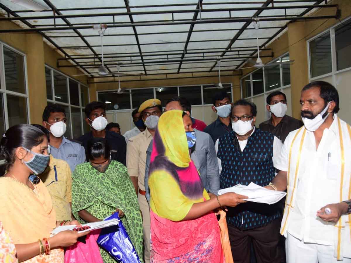 పరీక్షల కోసం ప్రైవేట్‌ హాస్పిటల్స్‌కు పంపిస్తే కఠిన చర్యలు