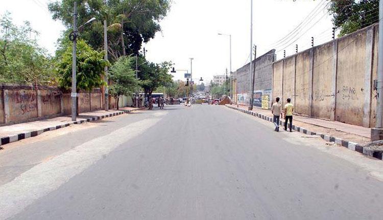 పాతబస్తీలో గ్యాంగ్‌ వార్‌.. యువకుడి పరిస్థితి విషమం