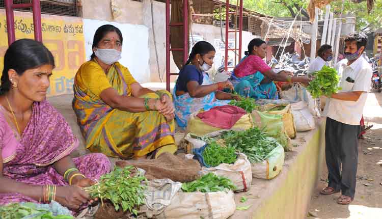కుంటుంబానికి ఆసరాగా నిలుస్తూ..