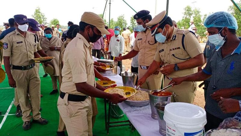 భరోసానిస్తూ.. బాసటగా నిలుస్తూ!