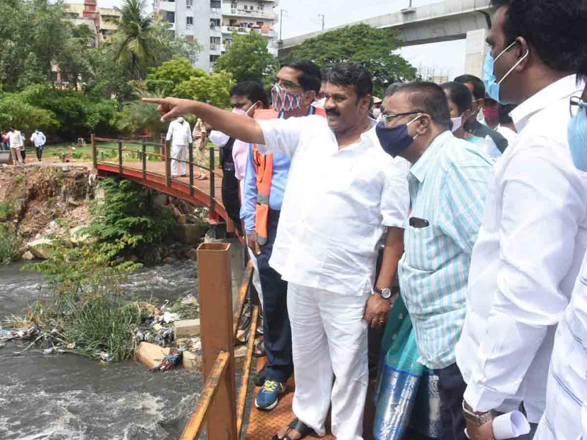 మంత్రి త‌ల‌సాని మురుగునీటి కాలువ ప‌నుల ప‌రిశీల‌న‌