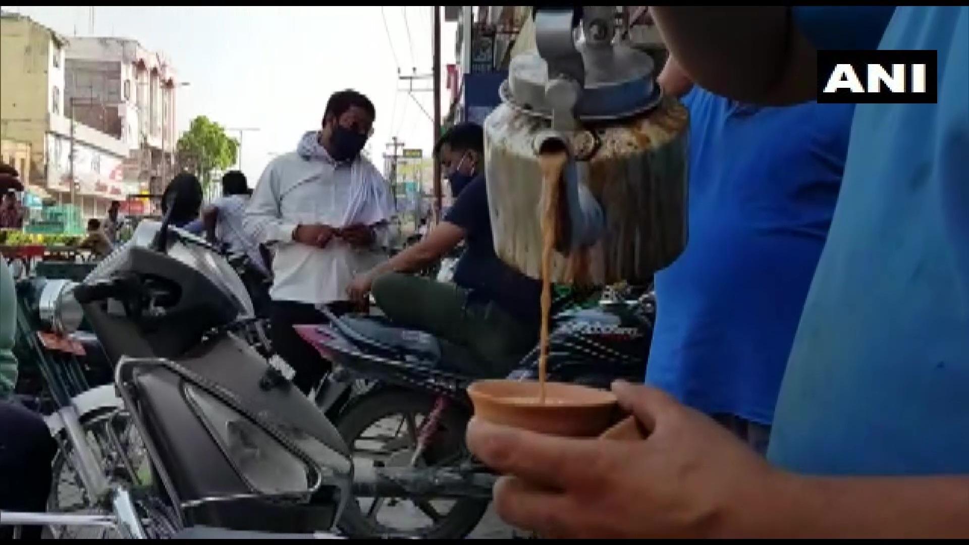 వార‌ణాసిలో 40 రోజుల త‌ర్వాత తెరుచుకున్న టీ షాపు..