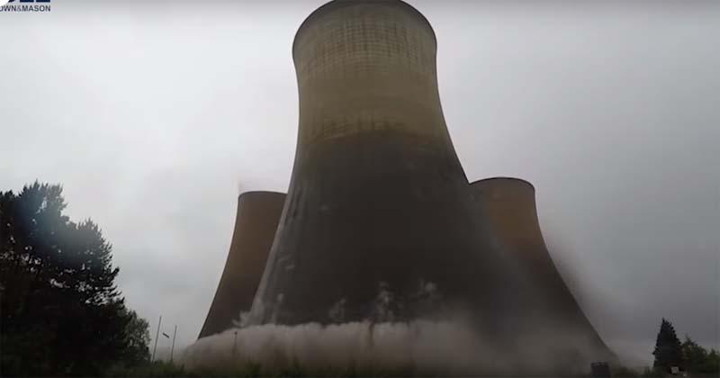 క్ష‌ణాల్లో కుప్ప‌కూలిన నాలుగు భారీ కూలింగ్ ట‌వ‌ర్లు.. వీడియో వైర‌ల్‌