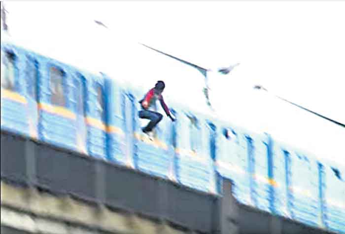 వేరే రైలు ఎక్కామనే భయంతో దూకేశారు!