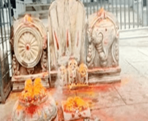 రాతి శంఖు,చక్రాలు అపహరించిన దుండగులు…