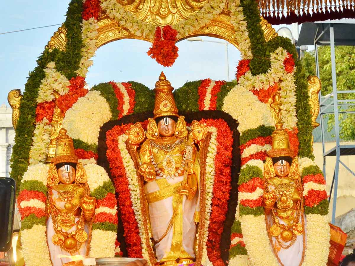 రేపు తిరుమల శ్రీవారికి 6.5 కిలోల స్వర్ణఖడ్గం బహూకరించనున్న భక్తుడు