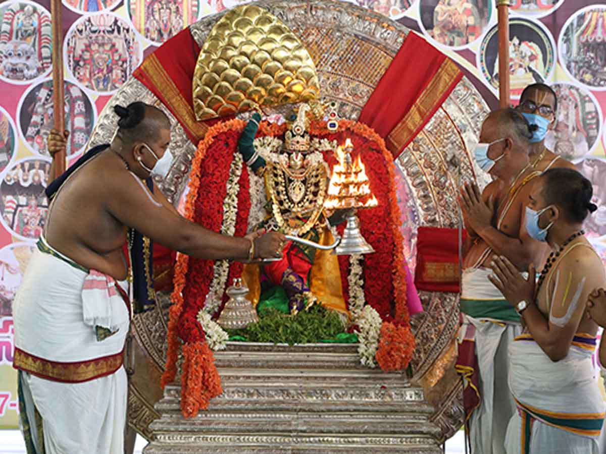 గోవ‌ర్థ‌న‌గిరిధారి అలంకారంలో శ్రీప్రసన్నవేంకటేశ్వరస్వామి..