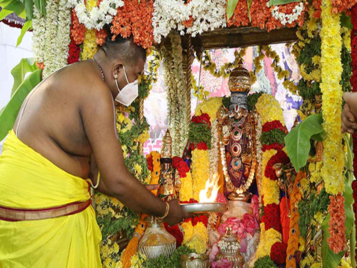 సర్వభూపాల వాహనంపై..  వేంక‌టేశ్వ‌ర‌స్వామివారు