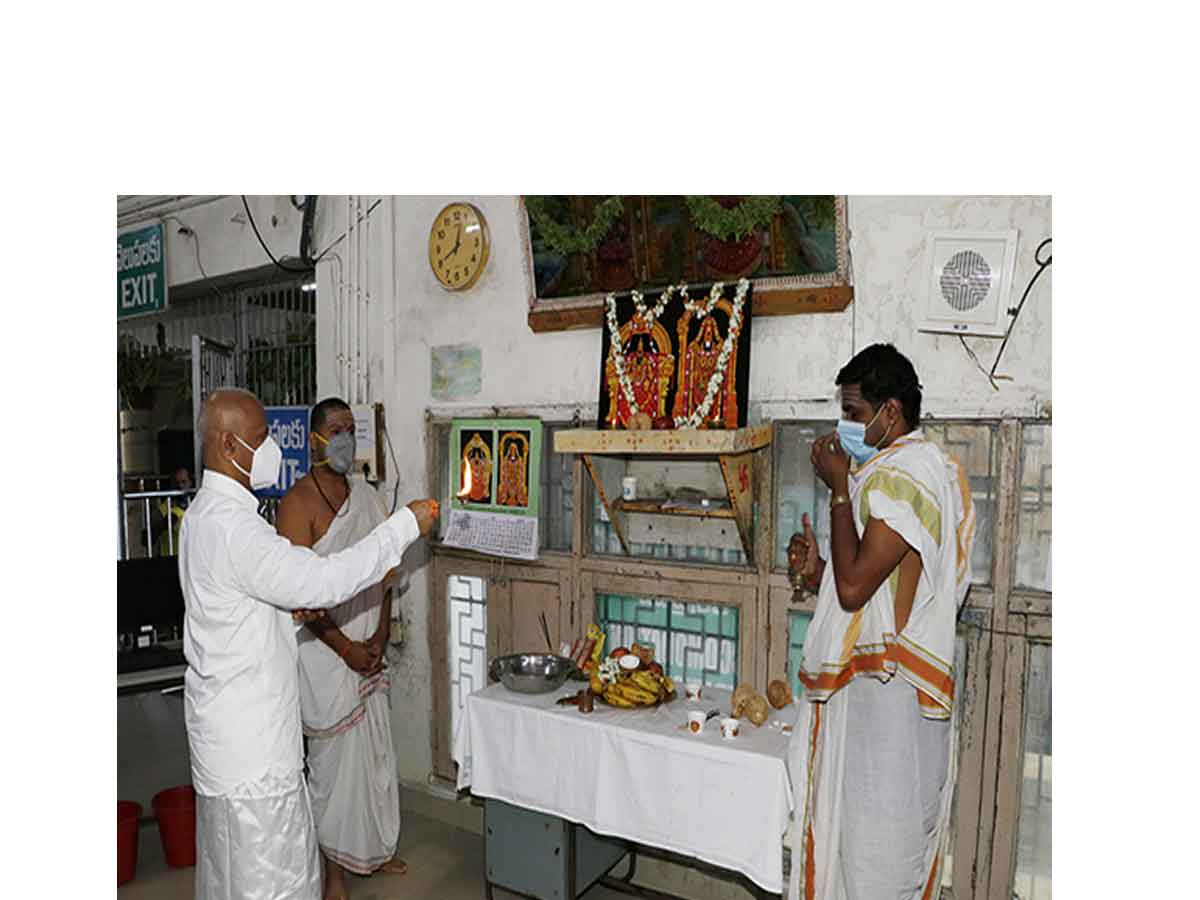 తిరుమ‌ల‌లో గ‌దుల రిజిస్ట్రేష‌న్ కౌంట‌ర్లు ప్రారంభించిన అద‌న‌పు ఈవో